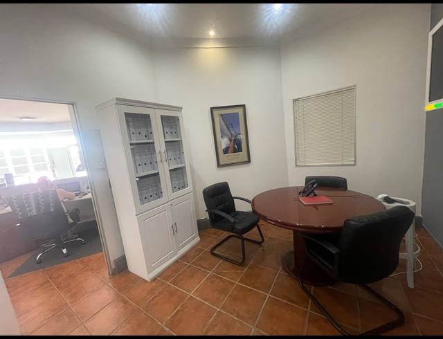 220.70M² OFFICE TO LET IN LAKEFIELD